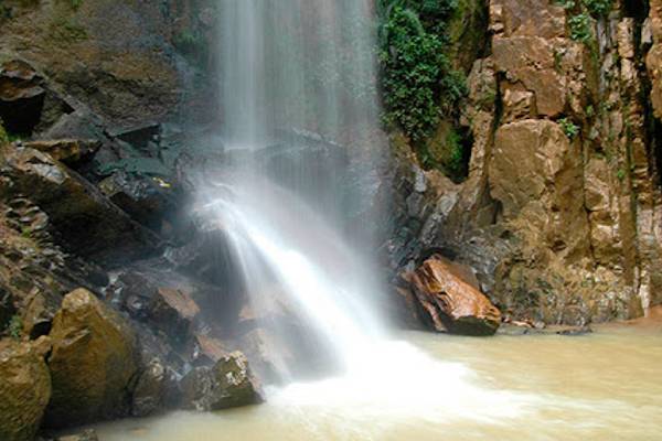 Wasserfall und natürliches Becken bei Llacanora